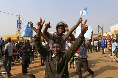 Seguidores de Kizza Besigye, el principal candidato de la oposición en las próximas elecciones ugandesas, durante un acto de campaña en Masaka.