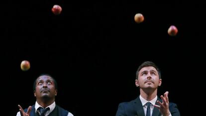 Tres miembros de Gandini Juggling en el espectáculo 'Smashed', hasta mañana en el Price.