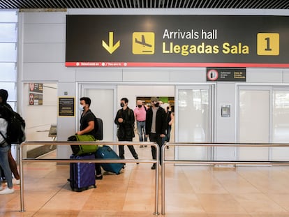 Pasajeros llegando al aeropuerto Adolfo Suárez-Madrid Barajas, el pasado 2 de julio.