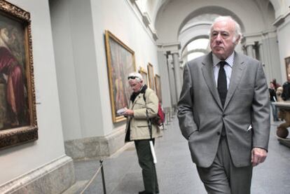 El pintor Eduardo Arroyo, ayer en la galería central del Museo del Prado.