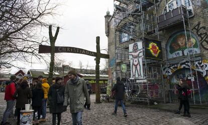 Una imagen de la entrada a Christiania, el barrio de Copenhague que se autogestiona desde hace décadas en unos terrenos que fueron abandonados por el ejército danés.
