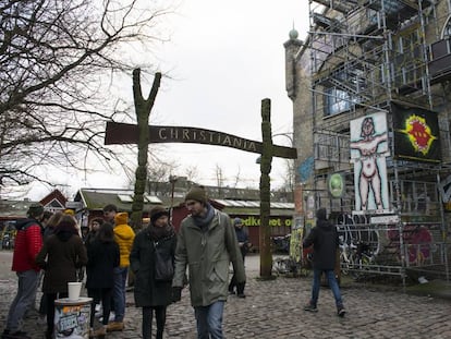 Una imagen de la entrada a Christiania, el barrio de Copenhague que se autogestiona desde hace décadas en unos terrenos que fueron abandonados por el ejército danés.