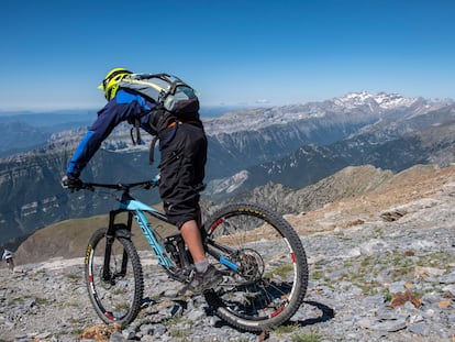 Un ciclista bajando en Punta Suelza, Huesca.