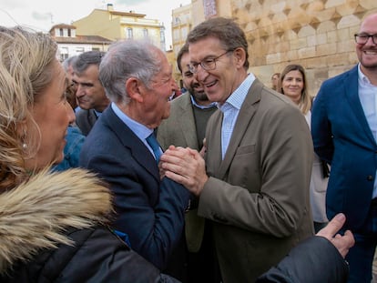 GUADALAJARA, 03/11/2022.- El presidente del Partido Popular, Alberto Núñez Feijóo (d), durante su visita de este jueves a Guadalajara. EFE/ Pepe Zamora