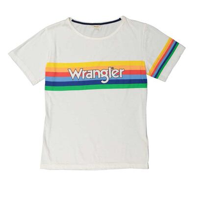 Hace cincuenta años miles de jóvenes invadieron San Francisco para sumarse a la revolución cultural, escuchar música, oponerse a la guerra y romper todos los esquemas opresivos y tradicionales. Con motivo del Verano del Amor, Wrangler ha rescatado de sus archivos su icónico arco iris, como podemos ver en esta camiseta tan setentera. Una declaración de libertad, optimismo y estilo.