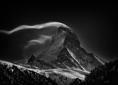 El Matterhorn (4478 metros), visto desde Zermatt (Suiza) en una noche de luna llena. Es la imagen ganadora, en la categoría 'Lugares', del Concurso de fotos National Geographic 2012.