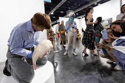 Personas fotografían la pieza 'Eulogy' de Patricia Piccinini durante la feria de arte Art Basel en Miami, el 6 de diciembre.