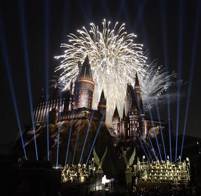 Un espectáculo de luces, fuegos artificiales y música presenta la nueva atracción "The Wizarding World of Harry Potter" en el parque Universal Studios Hollywood en Los Angeles (Estados Unidos).