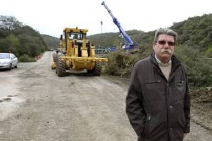 El alcalde de Fuencaliente, Valentín Muñoz posa en las inmediaciones de los puentes de la N-420, donde ayer murieron dos personas. El alcalde ha explicado a Efe que el corte de la carretera deja "prácticamente incomunicado a Fuencaliente" porque la relación comercial y de logística "llega desde Andalucía" al situarse más cerca de la zona de influencia de grandes núcleos urbanos como son Montoro, Cerdeña o Villanueva de Córdoba.