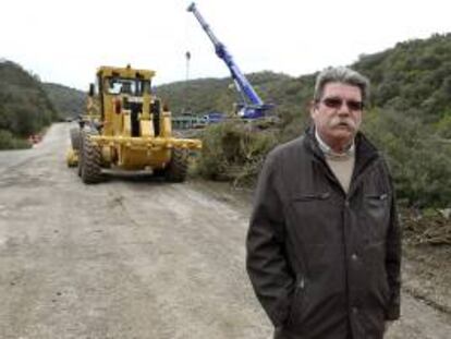 El alcalde de Fuencaliente, Valentín Muñoz posa en las inmediaciones de los puentes de la N-420, donde ayer murieron dos personas. El alcalde ha explicado a Efe que el corte de la carretera deja "prácticamente incomunicado a Fuencaliente" porque la relación comercial y de logística "llega desde Andalucía" al situarse más cerca de la zona de influencia de grandes núcleos urbanos como son Montoro, Cerdeña o Villanueva de Córdoba.