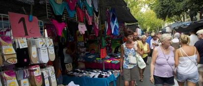 Vista del mercadillo de Torremolinos (Málaga), muy visitado por turistas.