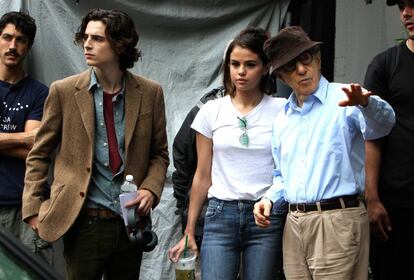 Timothée Chalamet, Selena Gomez y Woody Allen, en el rodaje de 'A Rainy Day in New York' el pasado septiembre.