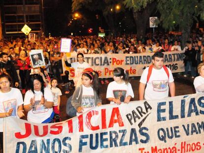 Familiares de v&iacute;ctimas en la movilizaci&oacute;n de este jueves en Rosario.