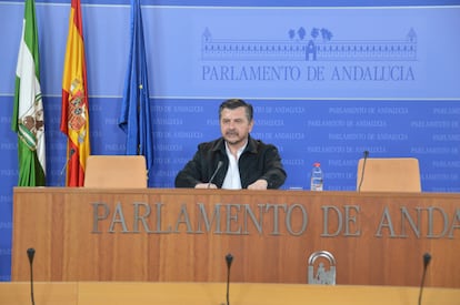 El portavoz parlamentario del PP de Andalucía, Toni Martín, durante la rueda de prensa en la Cámara autonómica. / PP-A