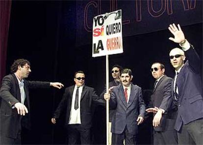 El imitador de Aznar y sus guardaespaldas, en la asamblea de la Plataforma Cultura contra la Guerra celebrada ayer en el teatro Lope de Vega.