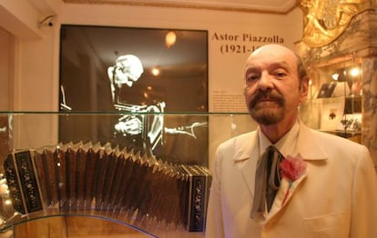 El poeta y compositor tanguero Horacio Ferrer, ante un bandone&oacute;n utilizado por el c&eacute;lebre m&uacute;sico Astor Piazzollaa G&uuml;emes. 