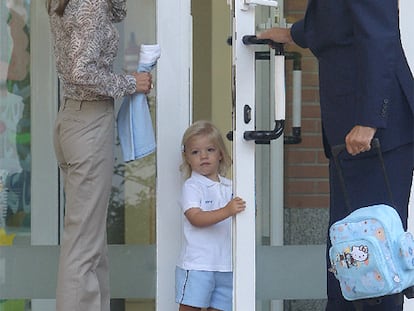 Los Príncipes de Asturias, ayer con la infanta Sofía.