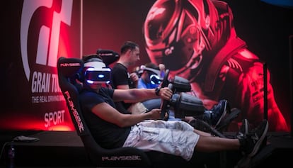 Un visitante prueba uno de los videojuegos del Barcelona Games World.