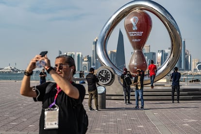 Un grupo de aficionados hace fotos en Doha, Qatar, el pasado 17 de noviembre