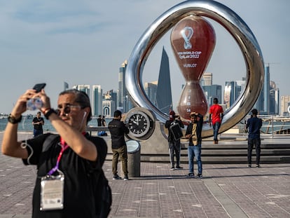 Un grupo de aficionados hace fotos en Doha, Qatar, el pasado 17 de noviembre