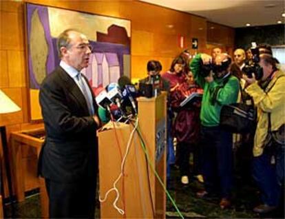 Rodrigo Rato, durante una rueda de prensa en A Coruña tras una reunión con empresarios.