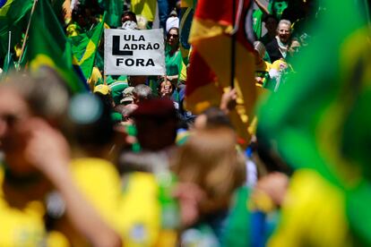 Miles de seguidores del presidente Jair Bolsonaro se manifestaron este miércoles para pedir abiertamente que los militares lideren una “intervención federal” contra el futuro Gobierno de Luiz Inácio Lula da Silva. En la imagen, una mujer entre una multitud sostiene un cartel con la frase "Lula, ladrón, fuera", en Porto Alegre, el 2 de noviembre de 2022. 