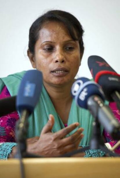 Safia Parvin, sindicalista de la Federacin de Trabajadores Textiles de Bangladesh, da una rueda de prensa en Berln. El Gobierno alemn critic hoy que muchas empresas textiles involucradas en la tragedia de Bangladesh en la que murieron hace un a?o ms de mil trabajadores al derrumbarse un complejo de confeccin no hayan indemnizado an a las vctimas.