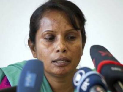 Safia Parvin, sindicalista de la Federación de Trabajadores Textiles de Bangladesh, da una rueda de prensa en Berlín. El Gobierno alemán criticó hoy que muchas empresas textiles involucradas en la tragedia de Bangladesh en la que murieron hace un año más de mil trabajadores al derrumbarse un complejo de confección no hayan indemnizado aún a las víctimas.