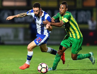 Miguel Lay&uacute;n (i) durante un partido de liga portuguesa