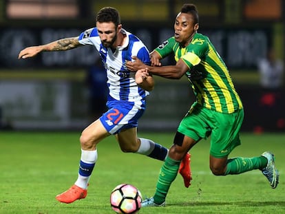 Miguel Lay&uacute;n (i) durante un partido de liga portuguesa