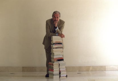 El escritor Carlos Fuentes durante la presentación en Madrid de su libro 'En esto creo', en 2002.