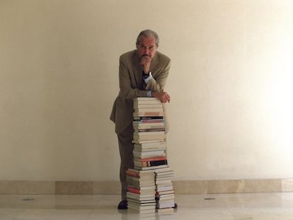 El escritor Carlos Fuentes durante la presentación en Madrid de su libro 'En esto creo', en 2002.