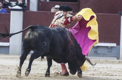 Roca Rey, en un quite al primer toro de su lote.