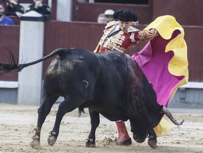 Roca Rey, en un quite al primer toro de su lote.