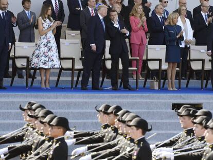 Macron y Trump conversan durante el desfile militar por el D&iacute;a de la Bastilla en los Campos El&iacute;seos, en Par&iacute;s.