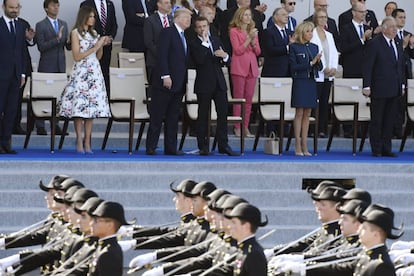 Macron y Trump conversan durante el desfile militar por el D&iacute;a de la Bastilla en los Campos El&iacute;seos, en Par&iacute;s.