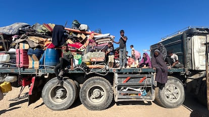 La familia de Mohammed al Dahdouh descarga sus pertenencias de un camión tras verse obligada a evacuar su hogar en el barrio de Tel al Hawa, en Ciudad de Gaza.