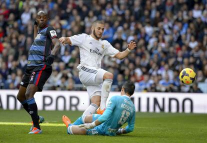 Benzema remata ante el meta Roberto.