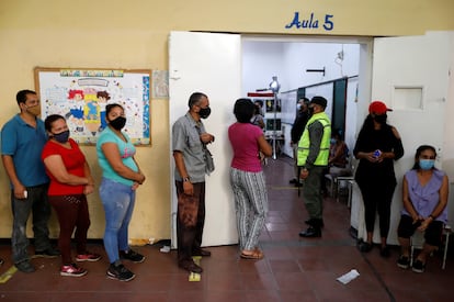 Colas para votar en un colegio electoral venezolano