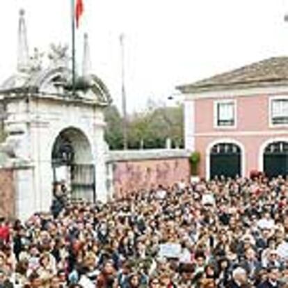 Concentración ante la residencia del embajador español en Lisboa.