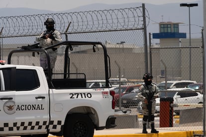 Elementos de la Guardia Nacional, en el exterior del Cefereso 16, en Coatlán del Río.<br />
