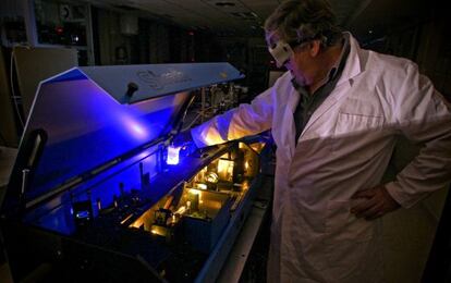 Un cient&iacute;fico trabaja en el laboratorio de f&iacute;sica del CSIC.