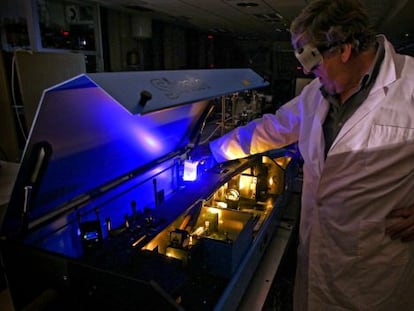 Un cient&iacute;fico trabaja en el laboratorio de f&iacute;sica del CSIC.