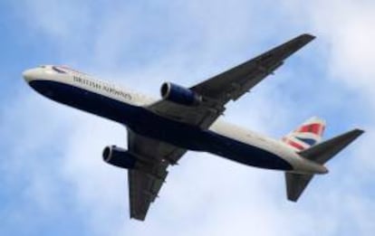 Un avión de British Airways saliendo del aeropuerto Heathrow en Londres (Reino Unido). EFE/Archivo