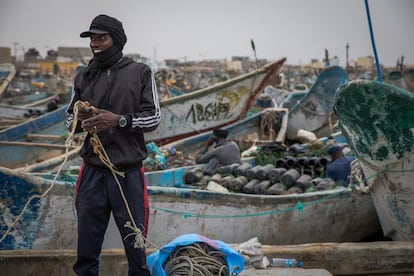 Un pescador de pulpo en el puerto de Nuadibú, Mauritania, en agosto de 2023. Nuadibú exporta anualmente unas 30.000 toneladas de pulpo, principalmente a España y Japón.