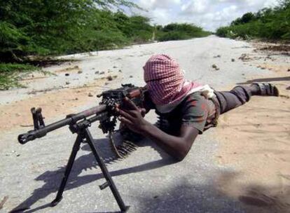 Un combatiente islamista se prepara para el ataque cerca de la capital, Mogadiscio.