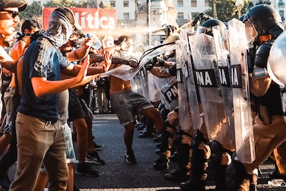 Un grupo de manifestantes se enfrenta a la policía durante una protesta en Buenos Aires, el 31 de enero.