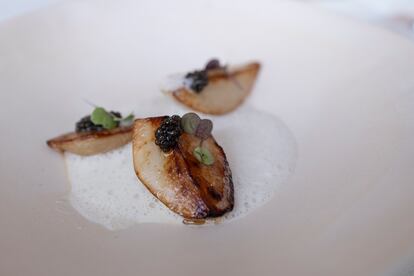 Alcachofas de Jerusalén con queso Olavidia y caviar.