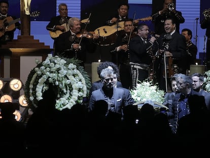 Alejandro Fernández hace un guardia al lado de sus hermanos en el féretro de Vicente Fernández en Tlajomulco, Jalisco.