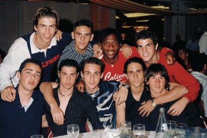 Cesc con Vázquez y Messi (sentados delante de él), Songo'o (a su derecha), Piqué (de pie, a la izquierda) y otros compañeros cuando jugaba en las secciones inferiores del club.